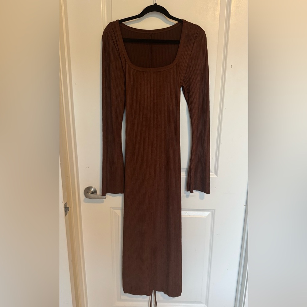 Lace up tie back flounce sleeve dress in brown. Super stretchy and comfy, size m